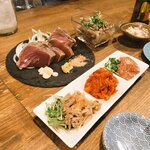 KATSUO  - カツオのわら焼き、おつまみ三種盛り(選択可能、手前から梅水晶、キムチ、酒盗)