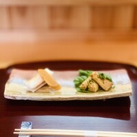 馳走 筏や - ②：凌ぎ：自家製唐墨片面炙りと唐墨餅、大原産白子筍の木の芽焼き