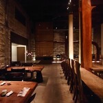 石の蔵 - デーブル席とカウンター席