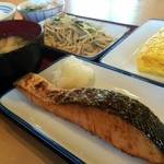 東川口食堂 - 普通の日本のご飯。
            焼きジャケが厚身でふくふくで美味しい。