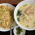 鴻運来 - 台湾炒飯と豚骨ラーメン（810円）。