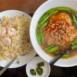 鴻運来 - 海老炒飯と台湾ラーメン（810円）。