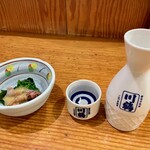 Kuimonya Okamura - 川鶴のお燗と先付のホタルイカ酢味噌和え
