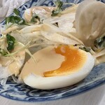 串屋横丁 西葛西北口店 - 半熟卵のサラダ