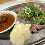 串屋横丁 西葛西北口店 - レバー刺しはすりおろしニンニクで頂きます