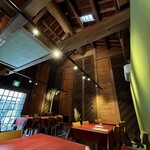 蔵カフェ&ダイニング ココノミ - 高い天井に太い梁、江戸時代の土蔵を和モダンな空間にセンスよく演出した店内。