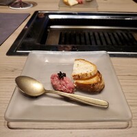 完全個室焼肉 GYU CHIBA - タナブルータルタル～キャビア乗せ、バケット付き
