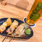 2階のビアパブ - 鶏モモ肉の串焼き(塩わさび 3本) 500円(税込)