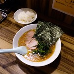 五丁目ハウス - ラーメン並盛750円と無料ライスです。