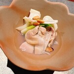 Kappou Isozaki - 蛤とうるい、ゆり根のお浸し。松の実のアクセントが素晴らしい