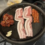 韓無量 - サムギョプサル398円×２　辛ハラミ398円