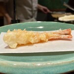 江戸前晋作 - 車海老 一本目
            一口いただけば、まさにこれこそ西村さんの極上の天ぷらだと味覚が訴えてきます！
            中はレアな半生、薄い衣はカリッと軽く、これが食べたかったです♪