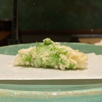 江戸前晋作 - 白魚 大葉　兵庫県赤穂より
                    春を告げる様な白魚の天ぷらがいただけるのはラッキーです♪
                    赤穂の白魚は高級な食材、苦味や雑味がなくそれこそクリアーな味わい、ありがたい食材に出会えました！