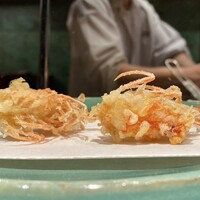 江戸前晋作 - 車海老 頭
                      西村さんの車海老の頭には身と味噌があり、他の天ぷら店よりも食べ応えがあるのが特徴です。
                      塩を付けながら、やっぱり美味しいです♪