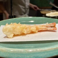 江戸前晋作 - 車海老 一本目
                    一口いただけば、まさにこれこそ西村さんの極上の天ぷらだと味覚が訴えてきます！
                    中はレアな半生、薄い衣はカリッと軽く、これが食べたかったです♪