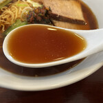 大江戸 県庁前店 - 油分はほとんどなくキリッと醤油が立ったすっきりした味わいのスープ。