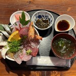 天草 海鮮蔵 - てんこ盛り海鮮丼