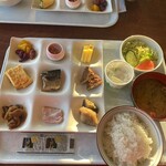 魚魚レストラン - 料理写真:朝食はいろんなおかずとサラダ、ご飯、味噌汁