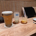 Gyuukushi Akine - ヒューガルデンホワイトというビール(一番左)は女性でも非常に飲みやすいビールです！サイズはスモール、レギュラー、ラージがあり、写真のサイズはラージです。