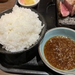 石焼ステーキ 贅 小新店 - ご飯(大盛り無料)、オニオンソース