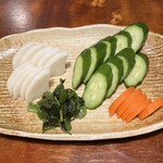 Teuchi Soba Yamizo - お漬物。左手前の『山葵菜』にハマりました♪