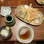 Teuchi Soba Yamizo - ランチ天せいろの台抜き状態。左上から時計回りにミニ冷奴、天ぷら、天つゆ、薬味（本山葵が嬉しい♡）、蕎麦つゆ