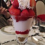 山の上ホテル - 苺とライチのパフェ