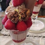 山の上ホテル - 苺とチョコのパフェ