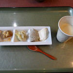 伊勢屋豆腐店 - 試食。右端は豆乳。