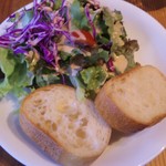 ウタゲノム 南船場・本町 - パスタセットについてくるサラダとパン