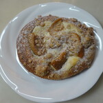 ベッカライ・ペルケオ・アルト・ハイデルベルク - クリームチーズとリンゴのパン(430円)　