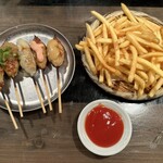 Yakitori Marukin - おまかせつくね5種盛り合せ、658円・定番のポテトフライ、438円