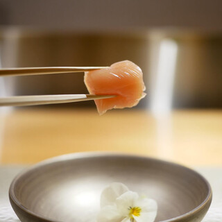 名古屋コーチンをはじめとする高品質な地鶏を串や一品料理で堪能