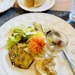 Burassuri Roranju - 前菜盛り合わせは、キャロットラペの下にはポテトサラダ、カレー風味のリエット、ケークサレ、リーフサラダ、パイナップルの入ったクスクスに、ブリの軽いマリネ、ジュレがけ☆