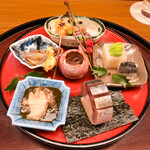 日本料理 太月 - 八寸：奥が桜煮、柚子味噌、赤ナマコのなまこ酢マス大根にお豆、イワシのうめに 　　　、白魚、蝦夷アワビ、肝のソース