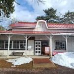 赤い屋根の喫茶店 駅舎 - 