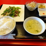 中国美食 張 - ニンニクの芽と豚肉の炒め物定食　700円
