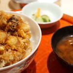 てんぷら 深町 - 特製かき揚天丼（2500円）。赤出汁とおしんこがつきます。（2013/12）