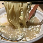 焼き鳥・日本酒ダイニング SAKi - 鶏スープらーめん　麺アップ