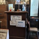 小公子 - レジ。この後ろのドアの向こうがタバコ屋さん！