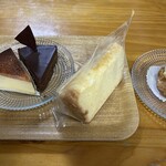 オーブン・ミトン - 料理写真:左からバスクケーキ、フォンダンショコラ、シフォンケーキ、シュークリーム