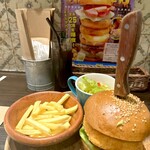 SORAMIMIBURGER - ランチセットはポテトとサラダがついてきます