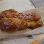 ブーランジェリー オンニ - くるくるソーセージ　180円