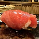 鮨 美幸 - 赤身の漬け (20kgの目近鮪)