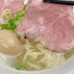 鶏そば啜る - とろける柔らかさのレアチャーシュー