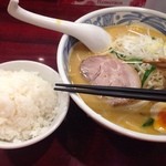 魚らん坂 - 味噌ラーメンとライス（800円＋100円）