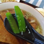 そば処 久楽 - 「絹さや」蓮華リフト⤴️