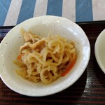 そば処 久楽 - 小鉢は「切り干し大根」♬