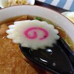 そば処 久楽 - なると蓮華リフト⤴️　なるとは「の」の字☆