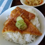 そば処 久楽 - 「ライス」に「いなり」を載っけて「ミニきつね丼」の出来上がり❗❗「いなり」が甘くて美味♥